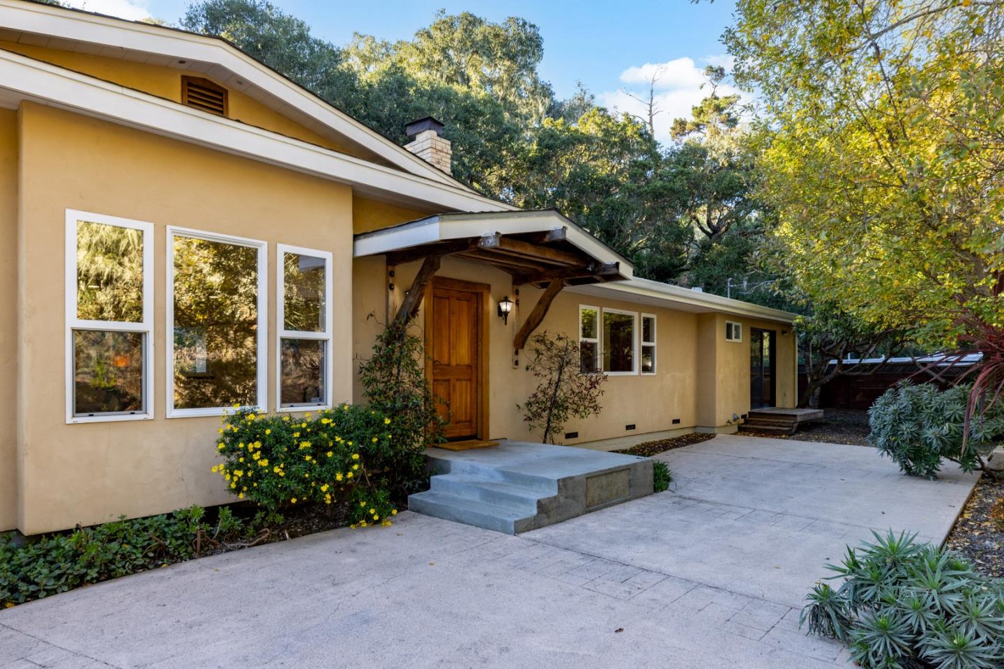 Detail Gallery Image 2 of 17 For 1166 Josselyn Canyon Rd, Monterey,  CA 93940 - 3 Beds | 2/1 Baths