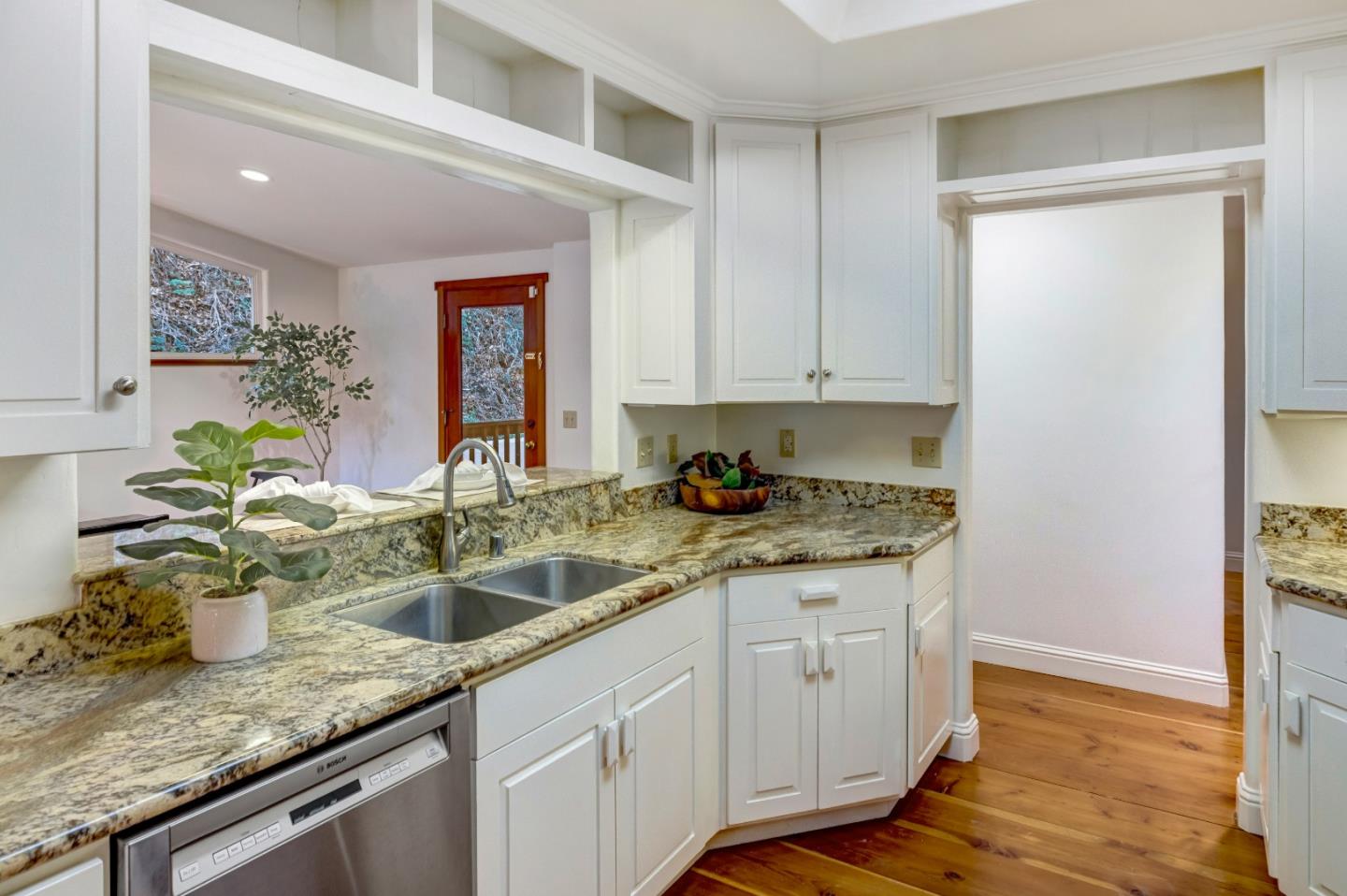 Detail Gallery Image 8 of 17 For 1166 Josselyn Canyon Rd, Monterey,  CA 93940 - 3 Beds | 2/1 Baths