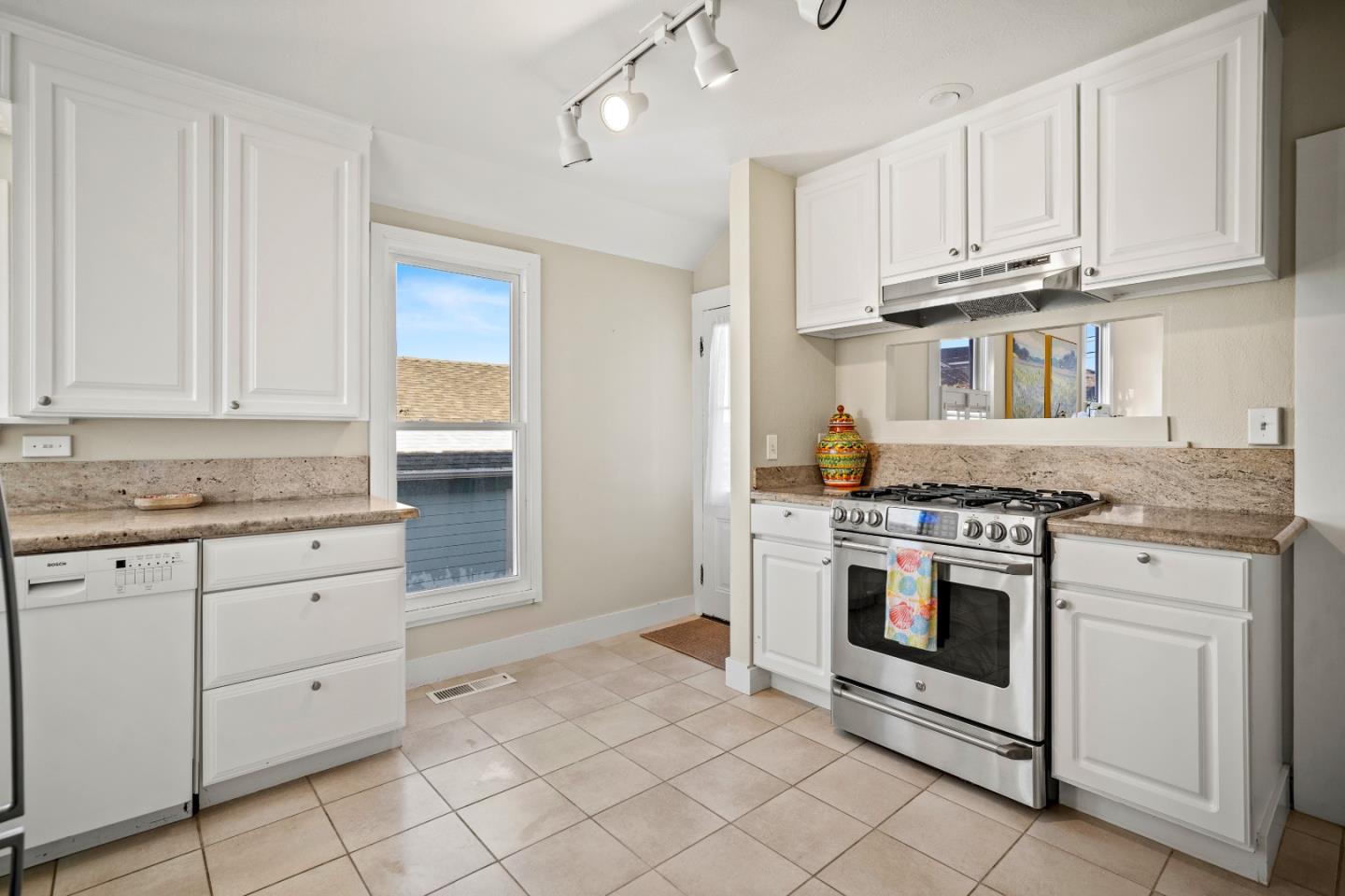 Detail Gallery Image 11 of 32 For 218 14th St, Pacific Grove,  CA 93950 - 3 Beds | 1/1 Baths