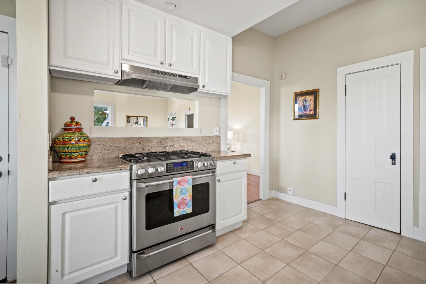Detail Gallery Image 13 of 32 For 218 14th St, Pacific Grove,  CA 93950 - 3 Beds | 1/1 Baths