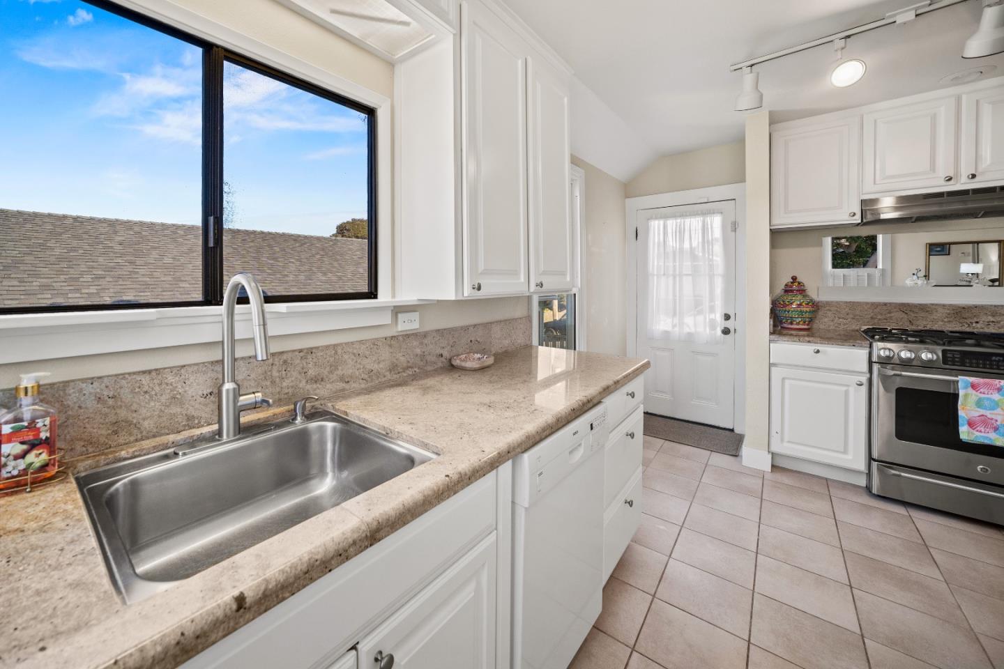 Detail Gallery Image 16 of 32 For 218 14th St, Pacific Grove,  CA 93950 - 3 Beds | 1/1 Baths