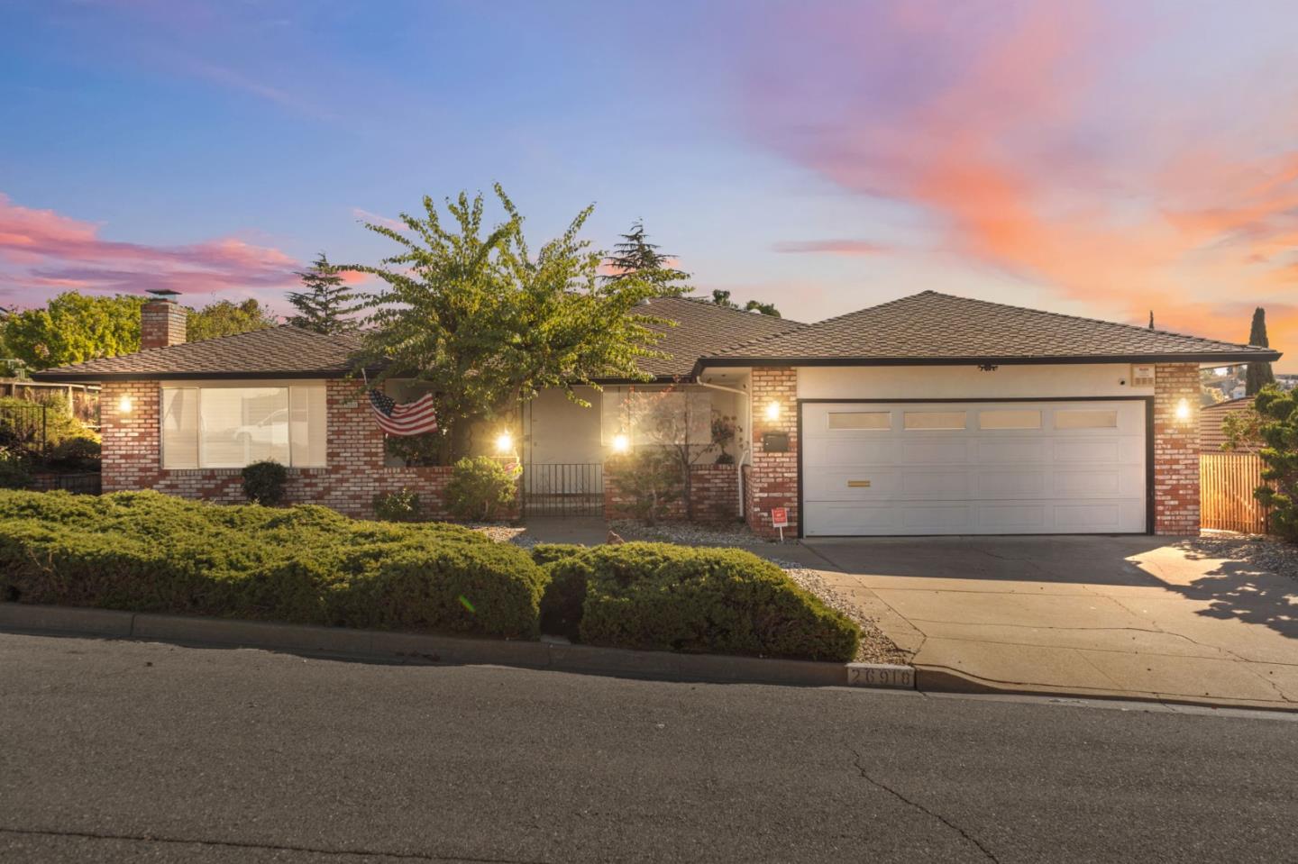 Detail Gallery Image 2 of 31 For 26918 Claiborne Ct, Hayward,  CA 94542 - 4 Beds | 3 Baths