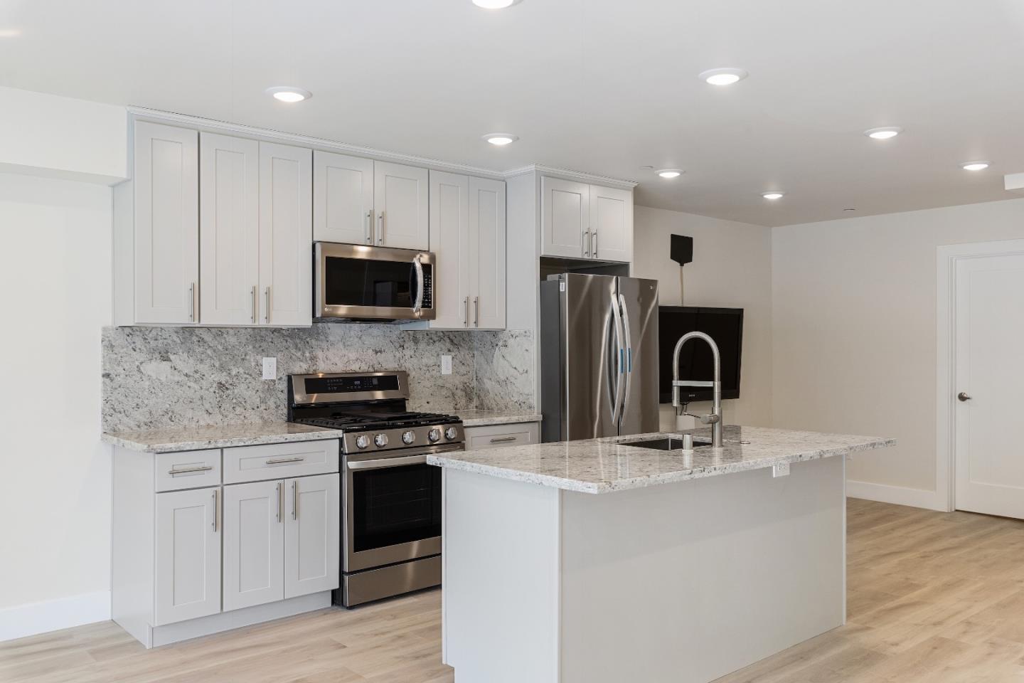 Detail Gallery Image 10 of 14 For 1530 Lakeview #B,  Hillsborough,  CA 94010 - 2 Beds | 1 Baths