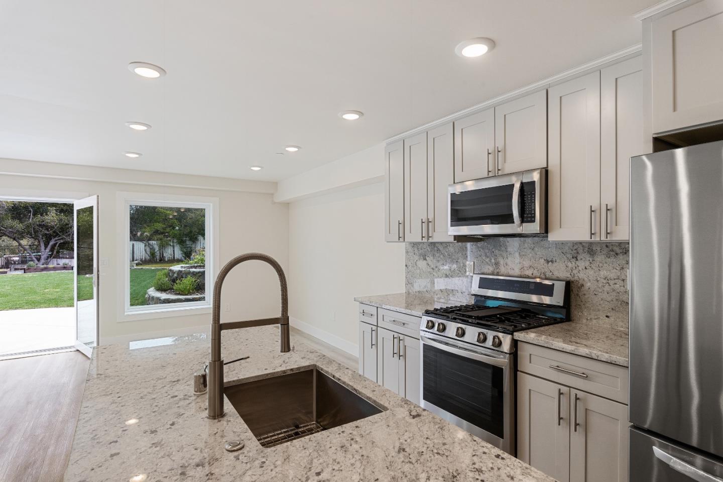 Detail Gallery Image 11 of 14 For 1530 Lakeview #B,  Hillsborough,  CA 94010 - 2 Beds | 1 Baths