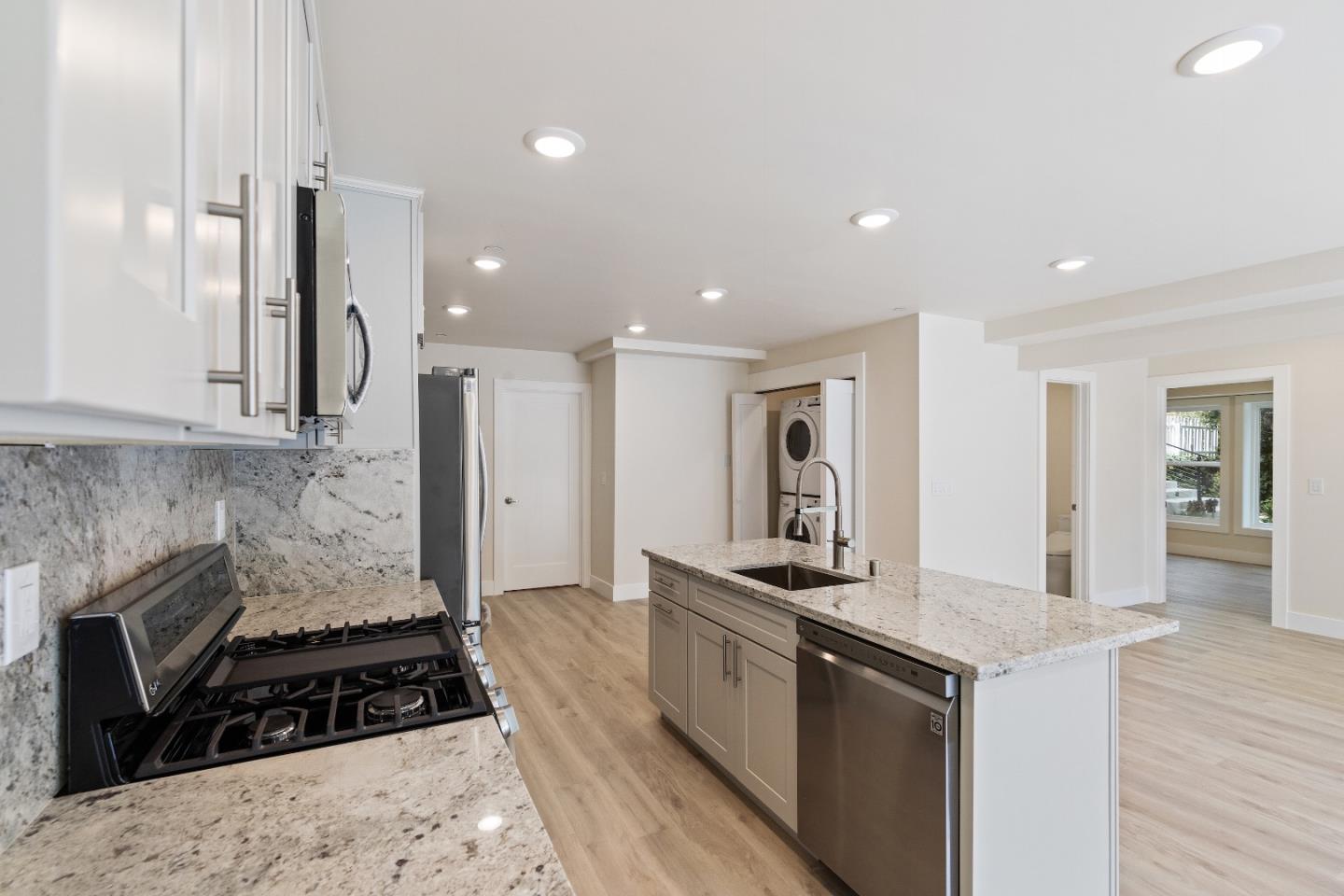 Detail Gallery Image 12 of 14 For 1530 Lakeview #B,  Hillsborough,  CA 94010 - 2 Beds | 1 Baths