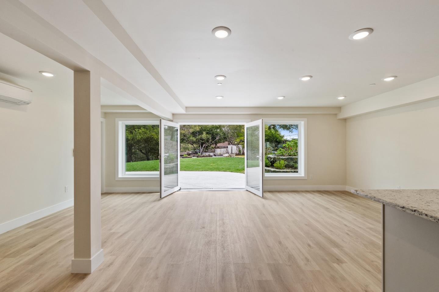 Detail Gallery Image 3 of 14 For 1530 Lakeview #B,  Hillsborough,  CA 94010 - 2 Beds | 1 Baths