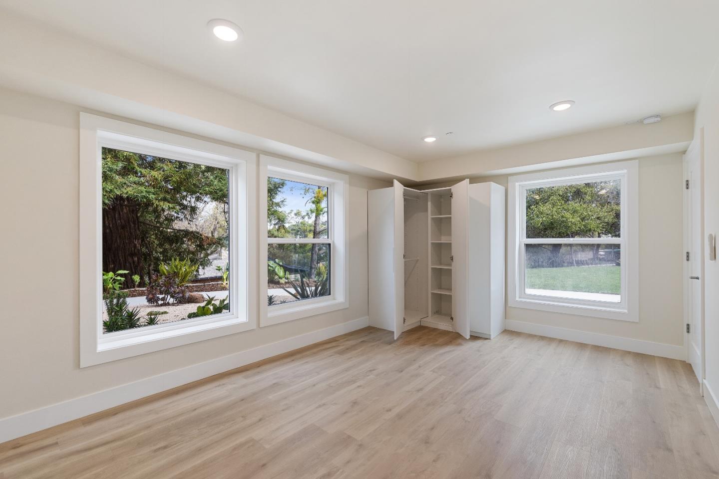 Detail Gallery Image 8 of 14 For 1530 Lakeview #B,  Hillsborough,  CA 94010 - 2 Beds | 1 Baths