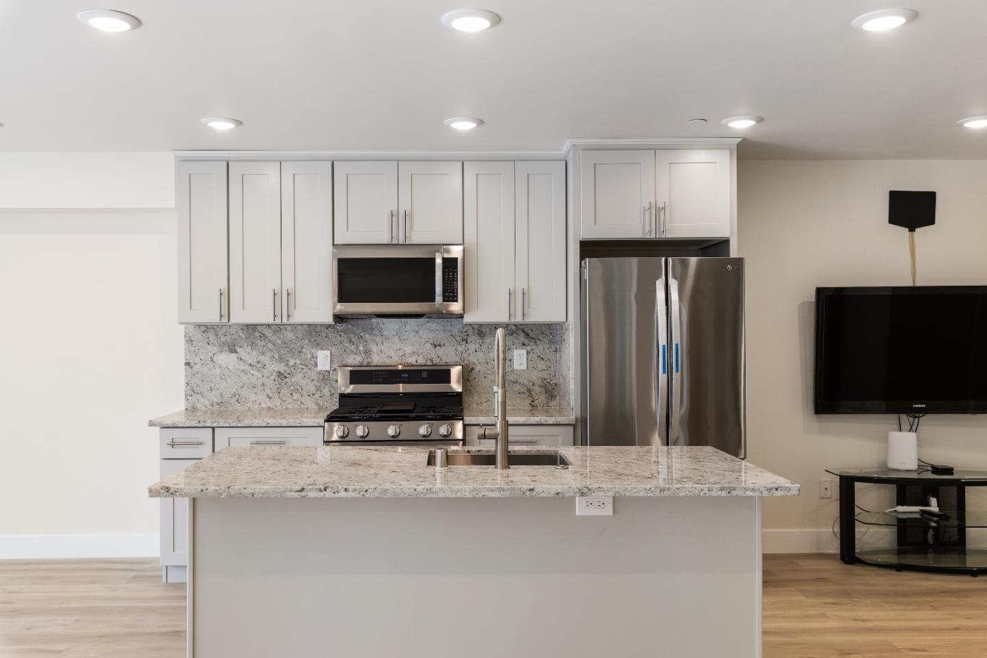 Detail Gallery Image 9 of 14 For 1530 Lakeview #B,  Hillsborough,  CA 94010 - 2 Beds | 1 Baths