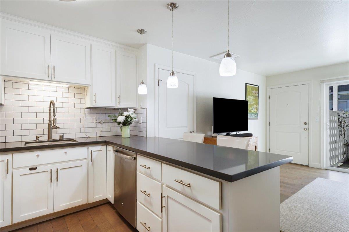 Detail Gallery Image 9 of 26 For 755 14th Ave #205,  Santa Cruz,  CA 95062 - 2 Beds | 1 Baths