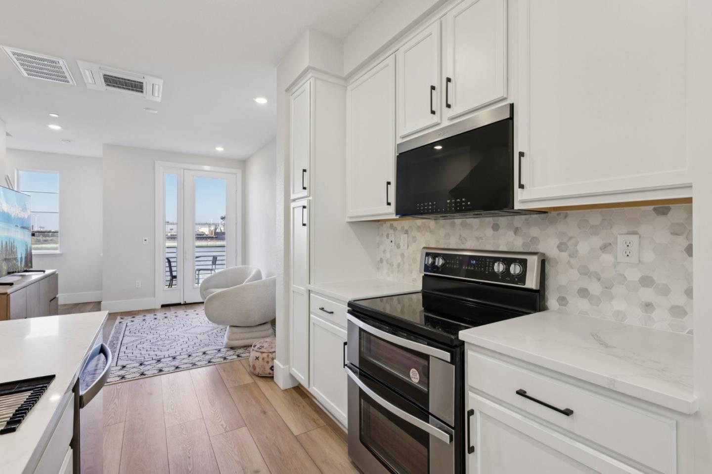 Detail Gallery Image 13 of 55 For 473 Sentinel Dr, Alameda,  CA 94501 - 2 Beds | 1/1 Baths