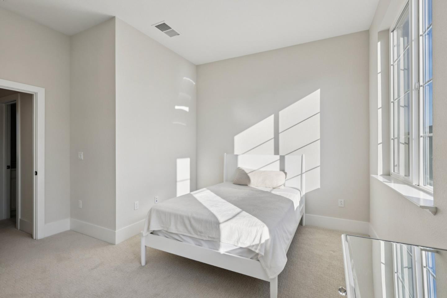 Detail Gallery Image 28 of 55 For 473 Sentinel Dr, Alameda,  CA 94501 - 2 Beds | 1/1 Baths