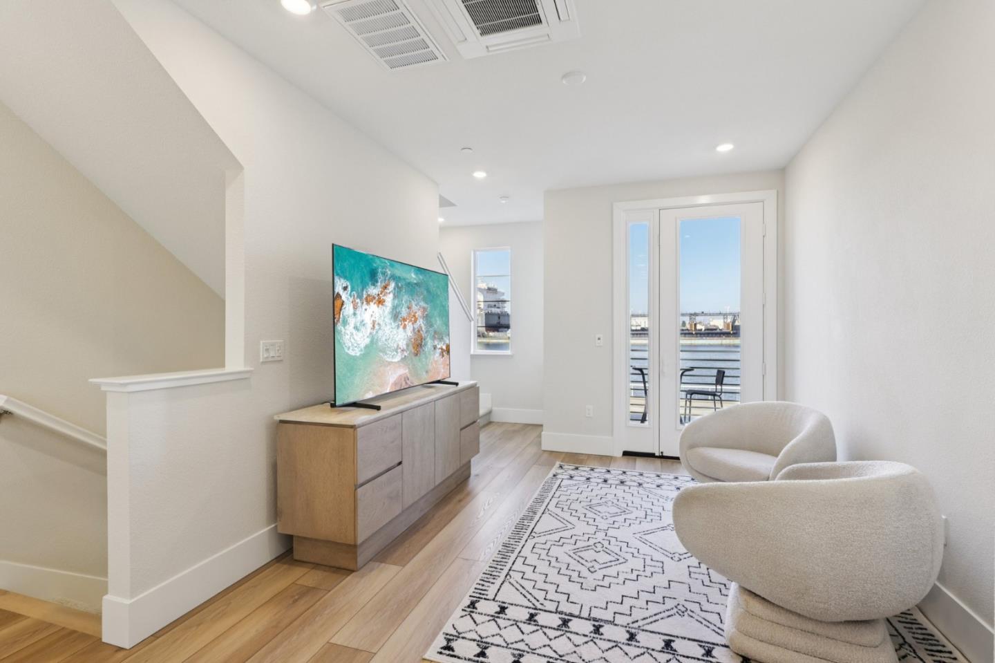 Detail Gallery Image 5 of 55 For 473 Sentinel Dr, Alameda,  CA 94501 - 2 Beds | 1/1 Baths