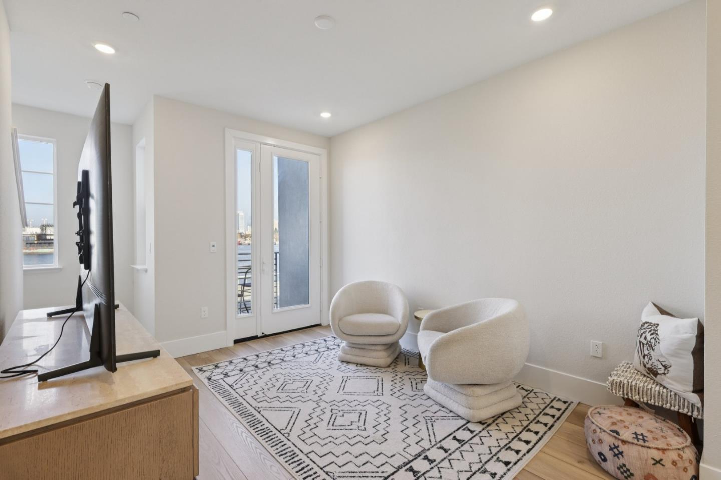 Detail Gallery Image 6 of 55 For 473 Sentinel Dr, Alameda,  CA 94501 - 2 Beds | 1/1 Baths