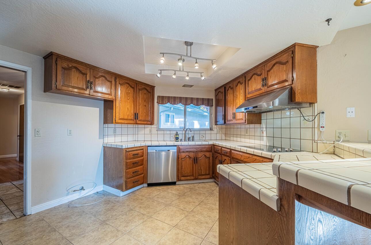 Detail Gallery Image 17 of 47 For 1007 Driftwood Pl, Salinas,  CA 93901 - 4 Beds | 3/1 Baths