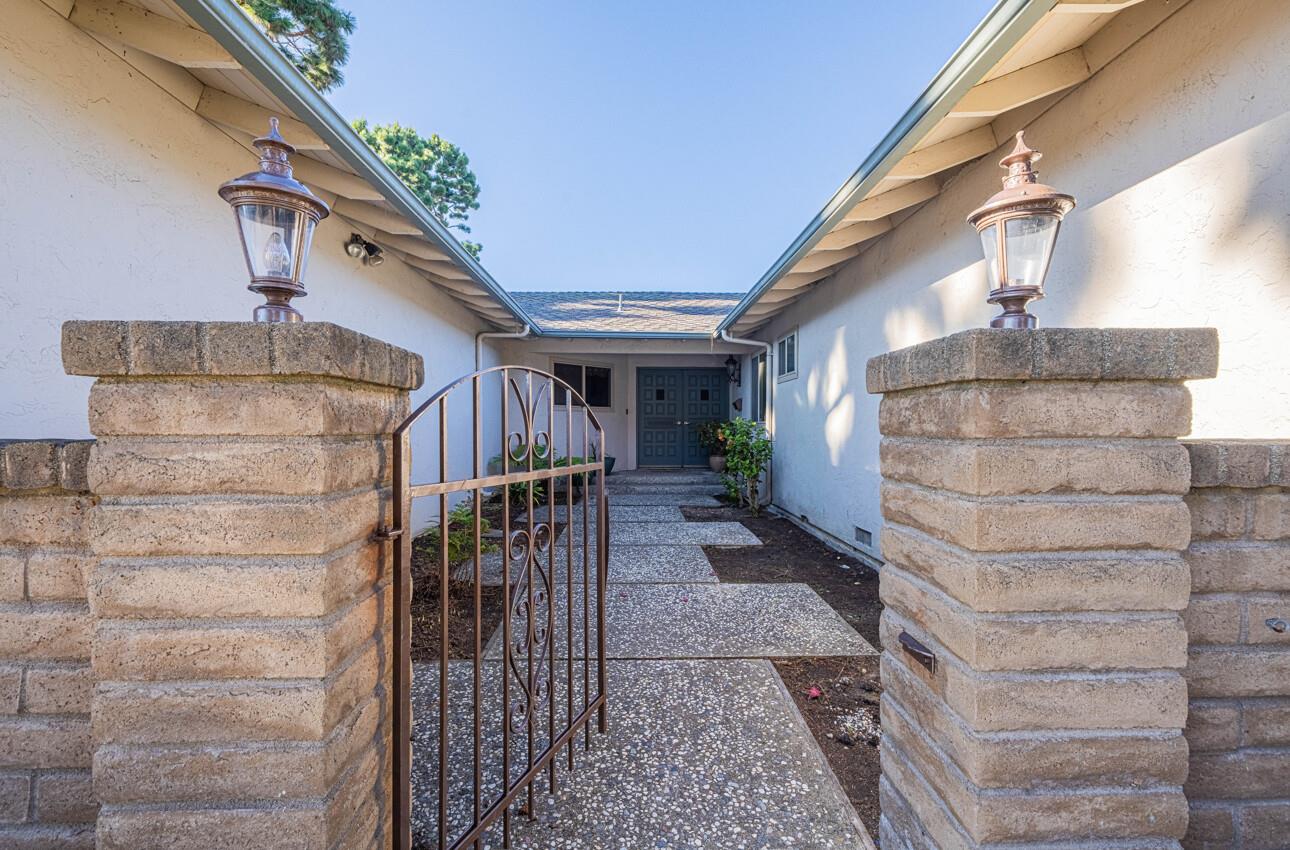 Detail Gallery Image 3 of 47 For 1007 Driftwood Pl, Salinas,  CA 93901 - 4 Beds | 3/1 Baths