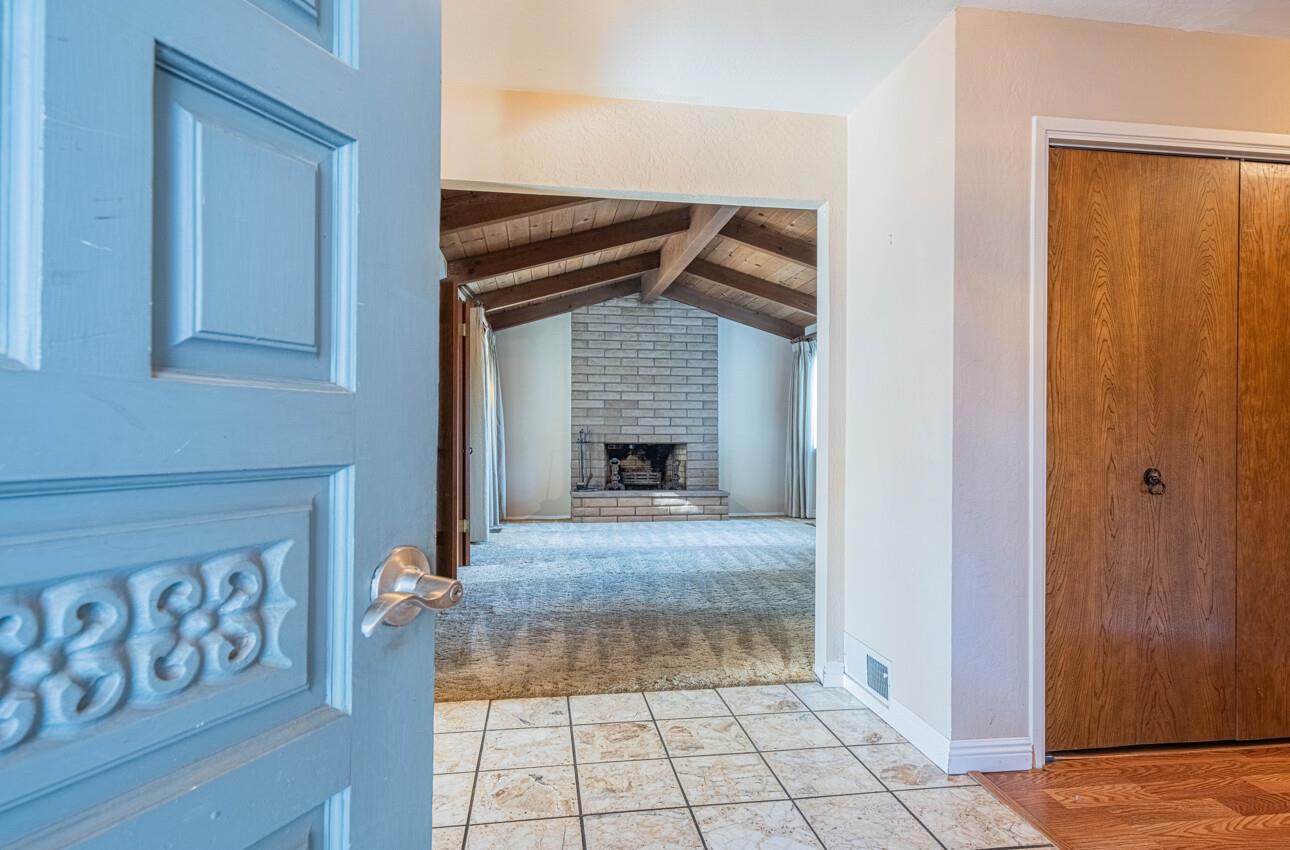 Detail Gallery Image 5 of 47 For 1007 Driftwood Pl, Salinas,  CA 93901 - 4 Beds | 3/1 Baths