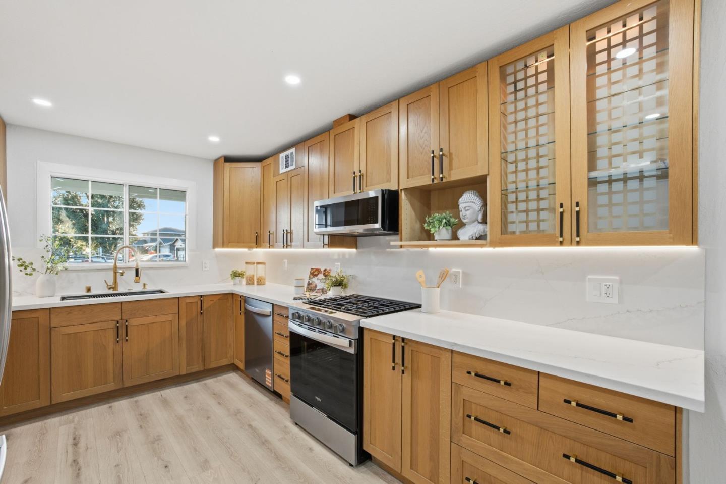 Detail Gallery Image 10 of 55 For 1666 Center Ridge Dr, San Jose,  CA 95121 - 4 Beds | 2 Baths