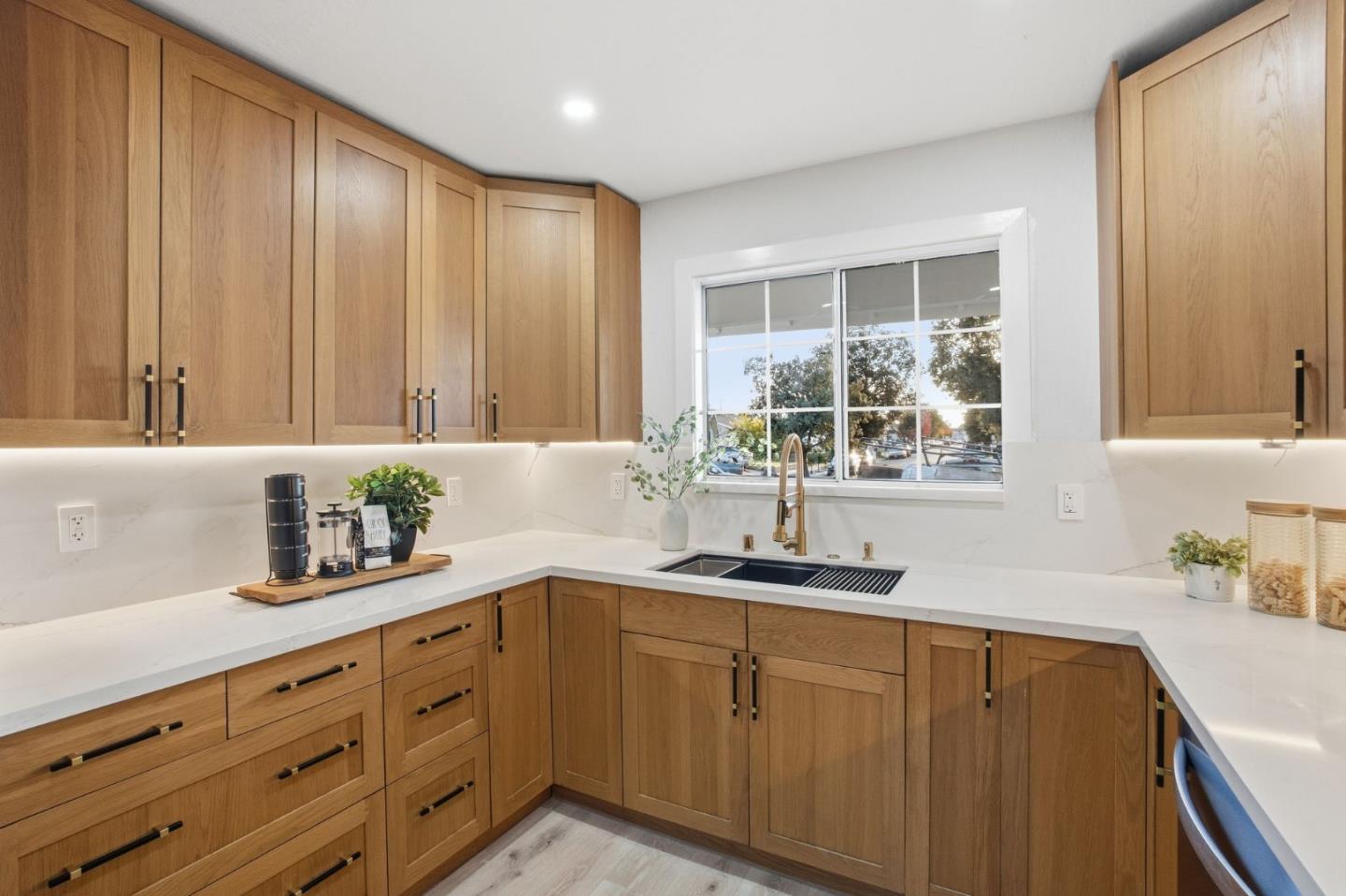 Detail Gallery Image 12 of 55 For 1666 Center Ridge Dr, San Jose,  CA 95121 - 4 Beds | 2 Baths