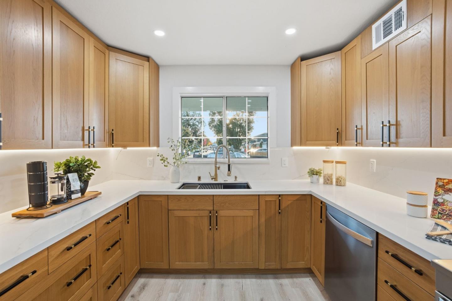 Detail Gallery Image 14 of 55 For 1666 Center Ridge Dr, San Jose,  CA 95121 - 4 Beds | 2 Baths