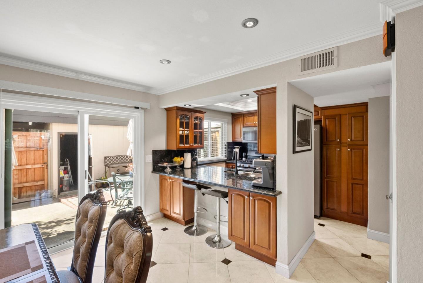 Detail Gallery Image 10 of 24 For 1384 N Loop Dr, San Jose,  CA 95126 - 3 Beds | 2/1 Baths