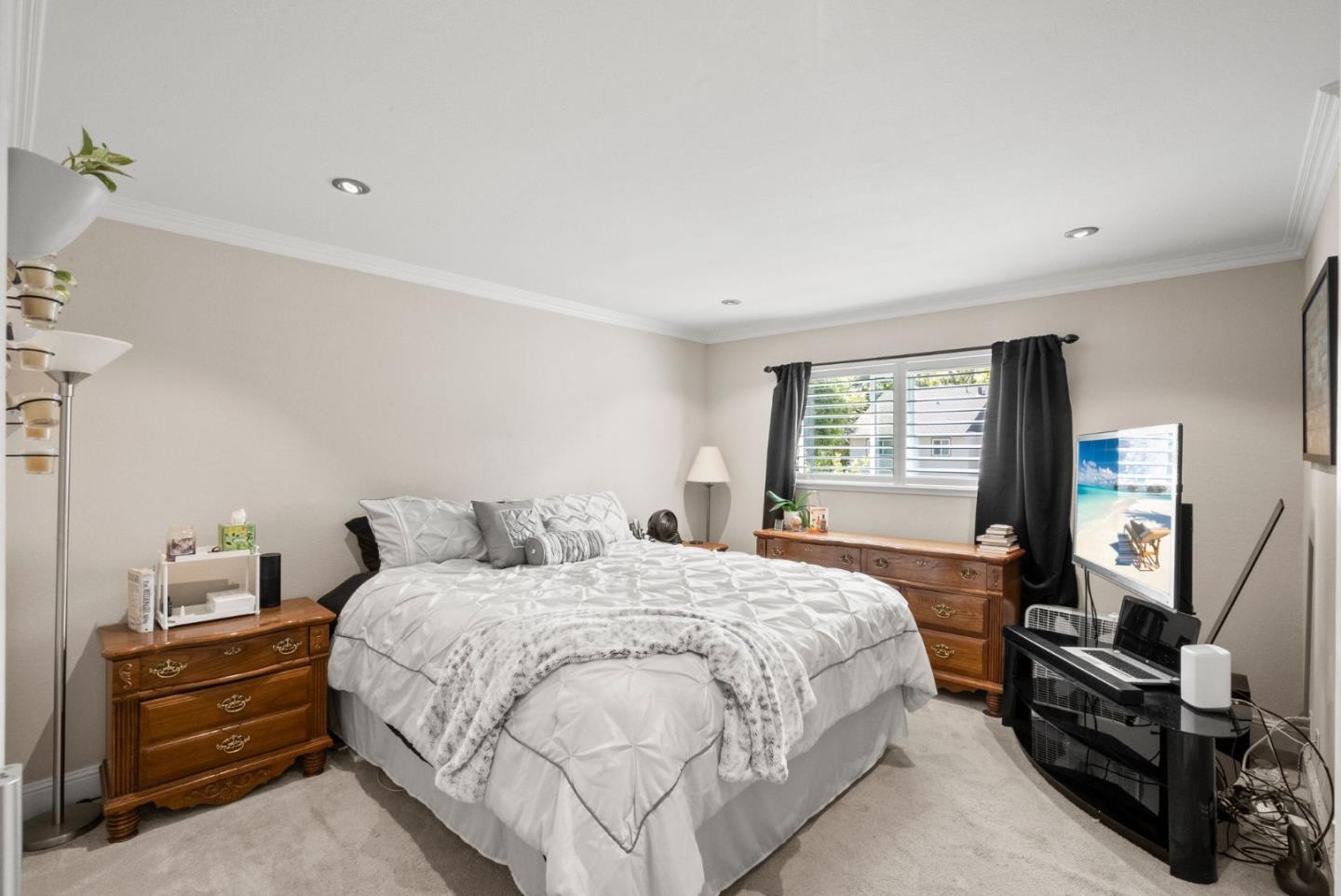 Detail Gallery Image 18 of 24 For 1384 N Loop Dr, San Jose,  CA 95126 - 3 Beds | 2/1 Baths