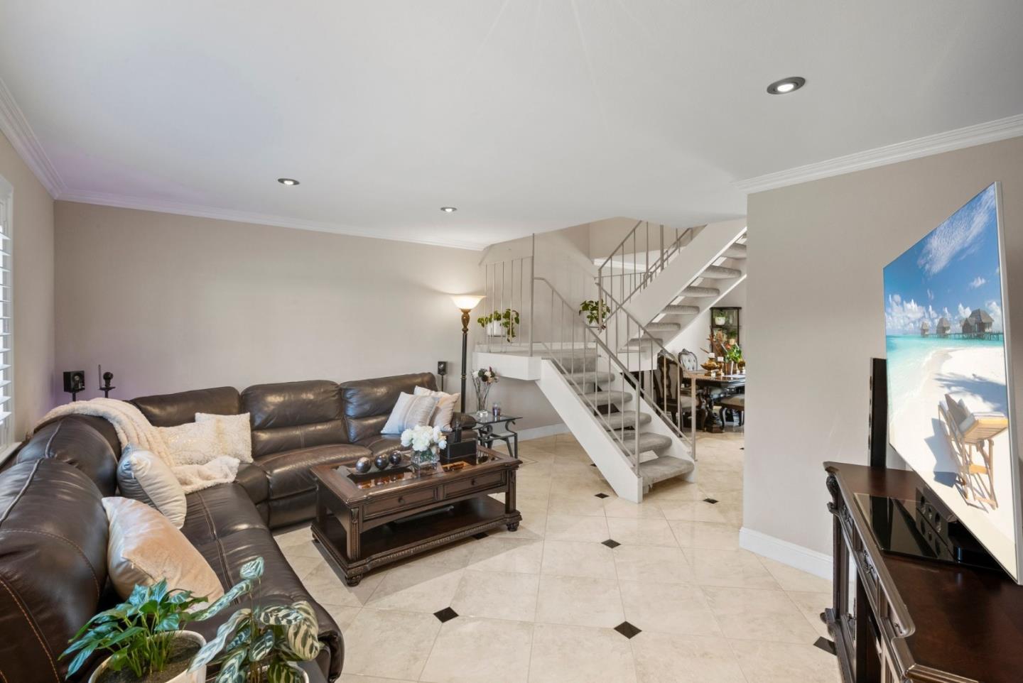 Detail Gallery Image 3 of 24 For 1384 N Loop Dr, San Jose,  CA 95126 - 3 Beds | 2/1 Baths