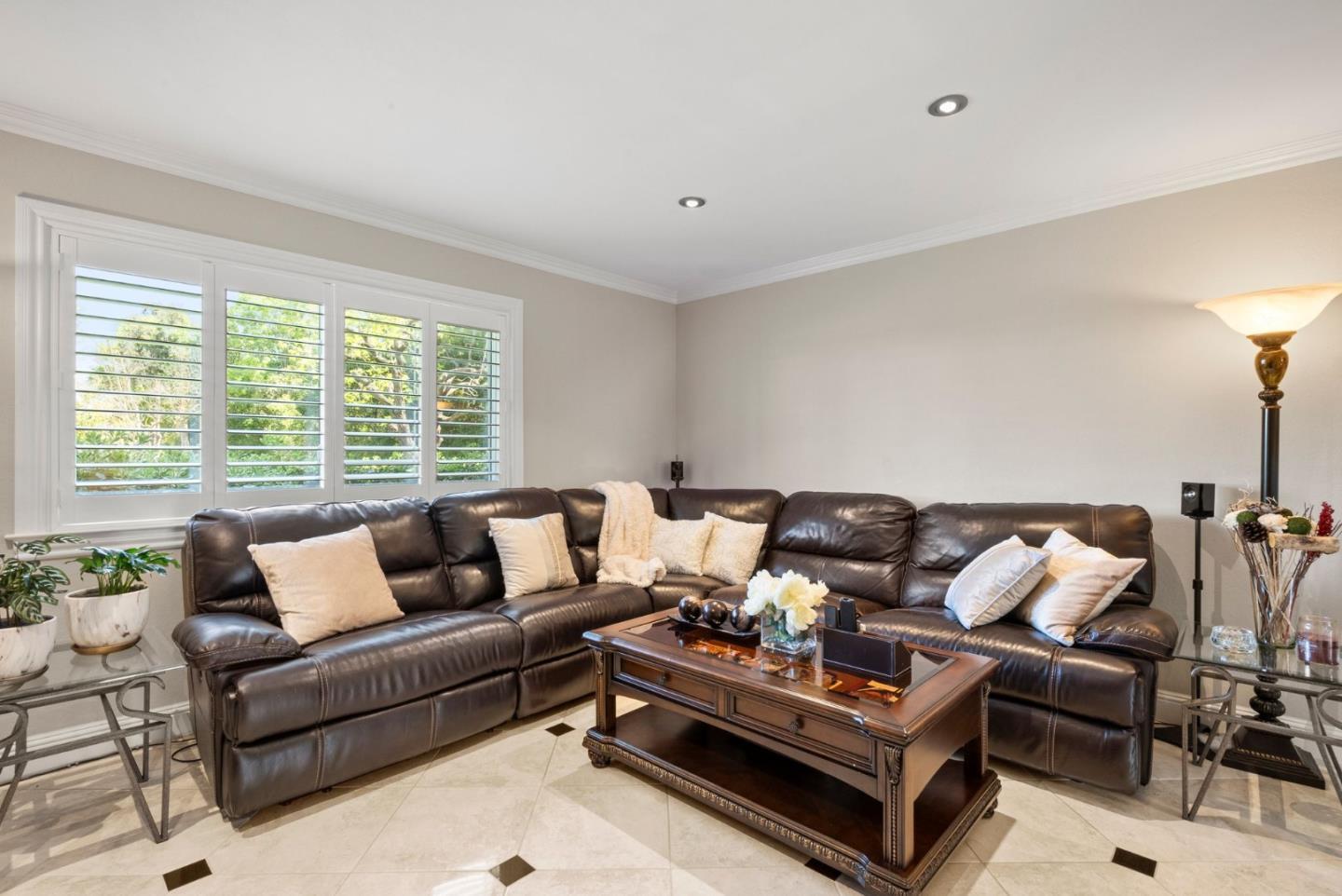 Detail Gallery Image 5 of 24 For 1384 N Loop Dr, San Jose,  CA 95126 - 3 Beds | 2/1 Baths