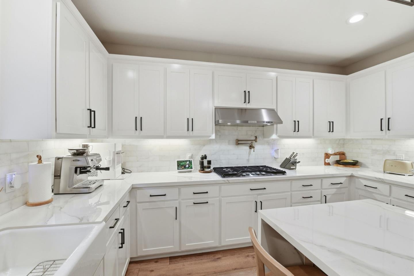 Detail Gallery Image 10 of 49 For 17725 Calle Mazatan, Morgan Hill,  CA 95037 - 4 Beds | 2/1 Baths