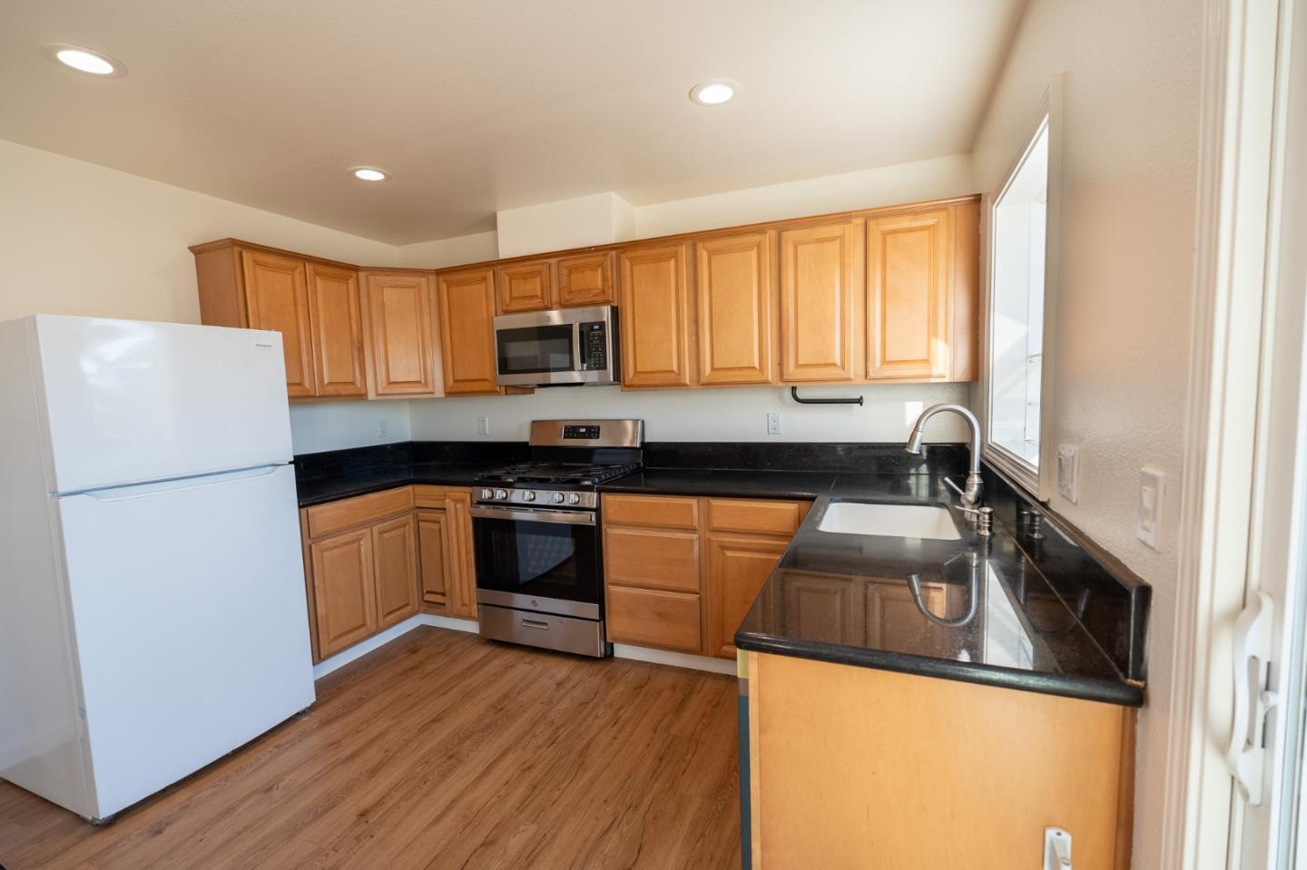 Detail Gallery Image 3 of 16 For 427 Andrew Cir, Marina,  CA 93933 - 3 Beds | 1 Baths