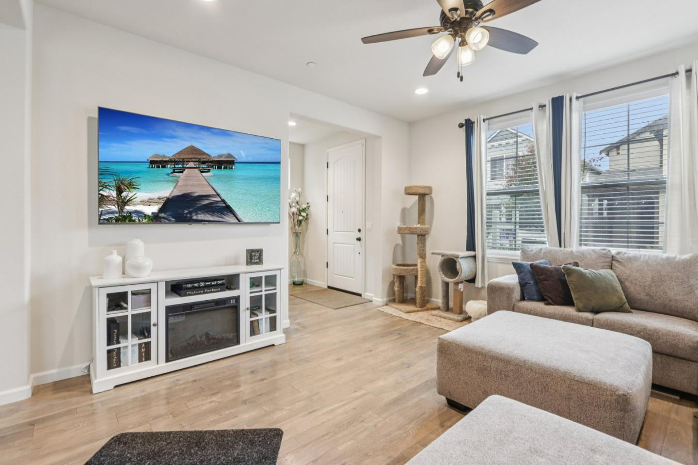 Detail Gallery Image 15 of 38 For 19307 Stonehenge Ln, Marina,  CA 93933 - 3 Beds | 2/1 Baths