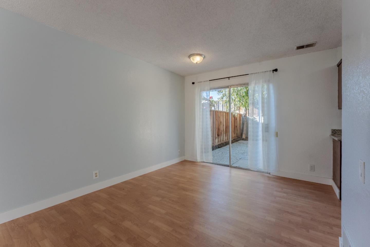 Detail Gallery Image 10 of 27 For 1427 Mcquesten Dr #B,  San Jose,  CA 95122 - 3 Beds | 1/1 Baths