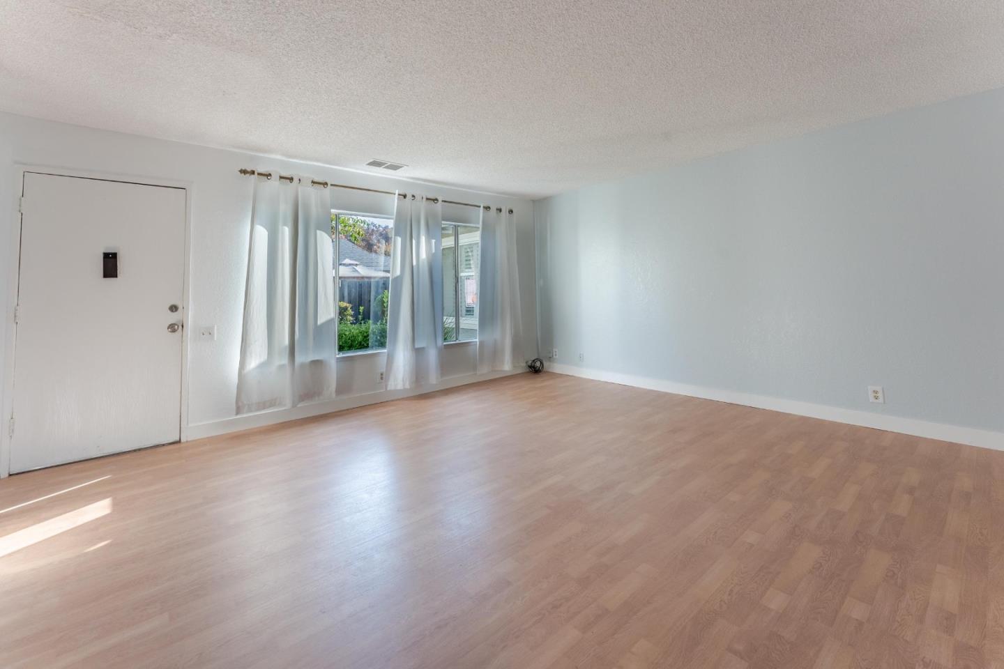 Detail Gallery Image 3 of 27 For 1427 Mcquesten Dr #B,  San Jose,  CA 95122 - 3 Beds | 1/1 Baths