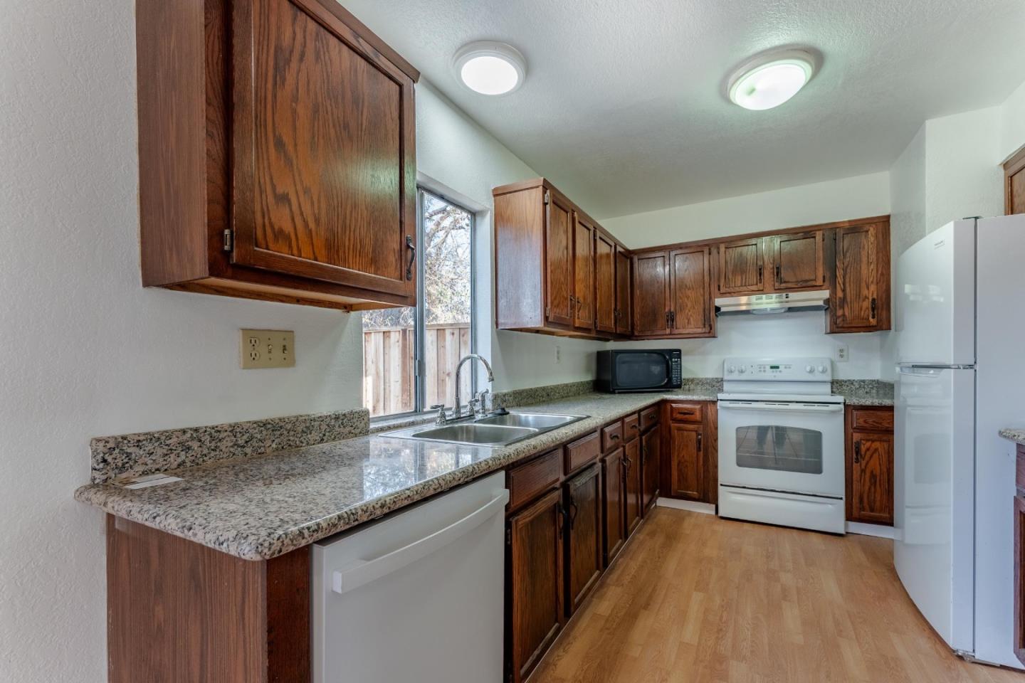 Detail Gallery Image 6 of 27 For 1427 Mcquesten Dr #B,  San Jose,  CA 95122 - 3 Beds | 1/1 Baths