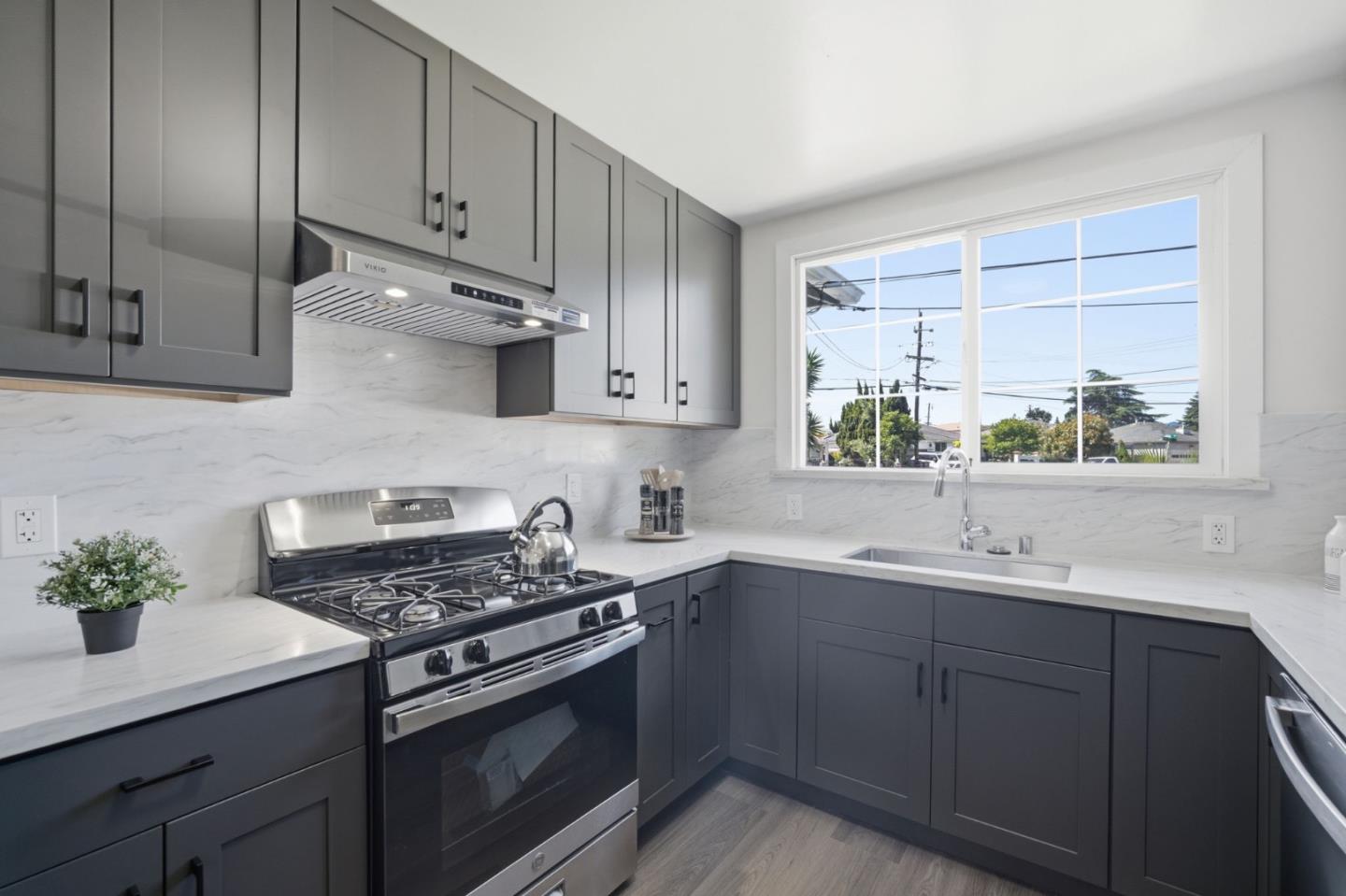 Detail Gallery Image 11 of 31 For 104 Lotus Way, East Palo Alto,  CA 94303 - 3 Beds | 2 Baths