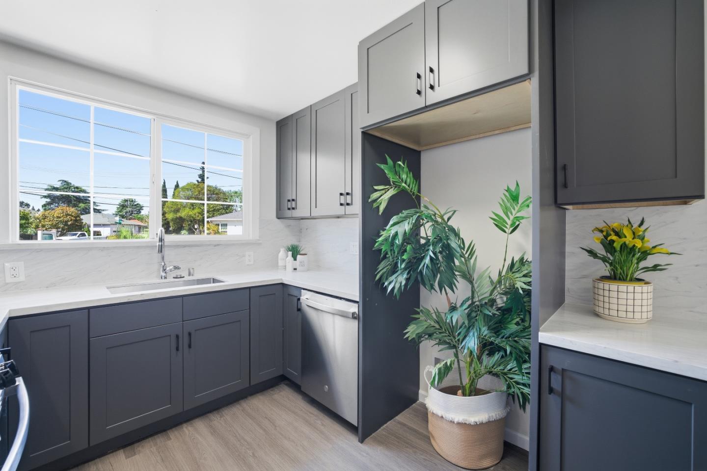 Detail Gallery Image 12 of 31 For 104 Lotus Way, East Palo Alto,  CA 94303 - 3 Beds | 2 Baths