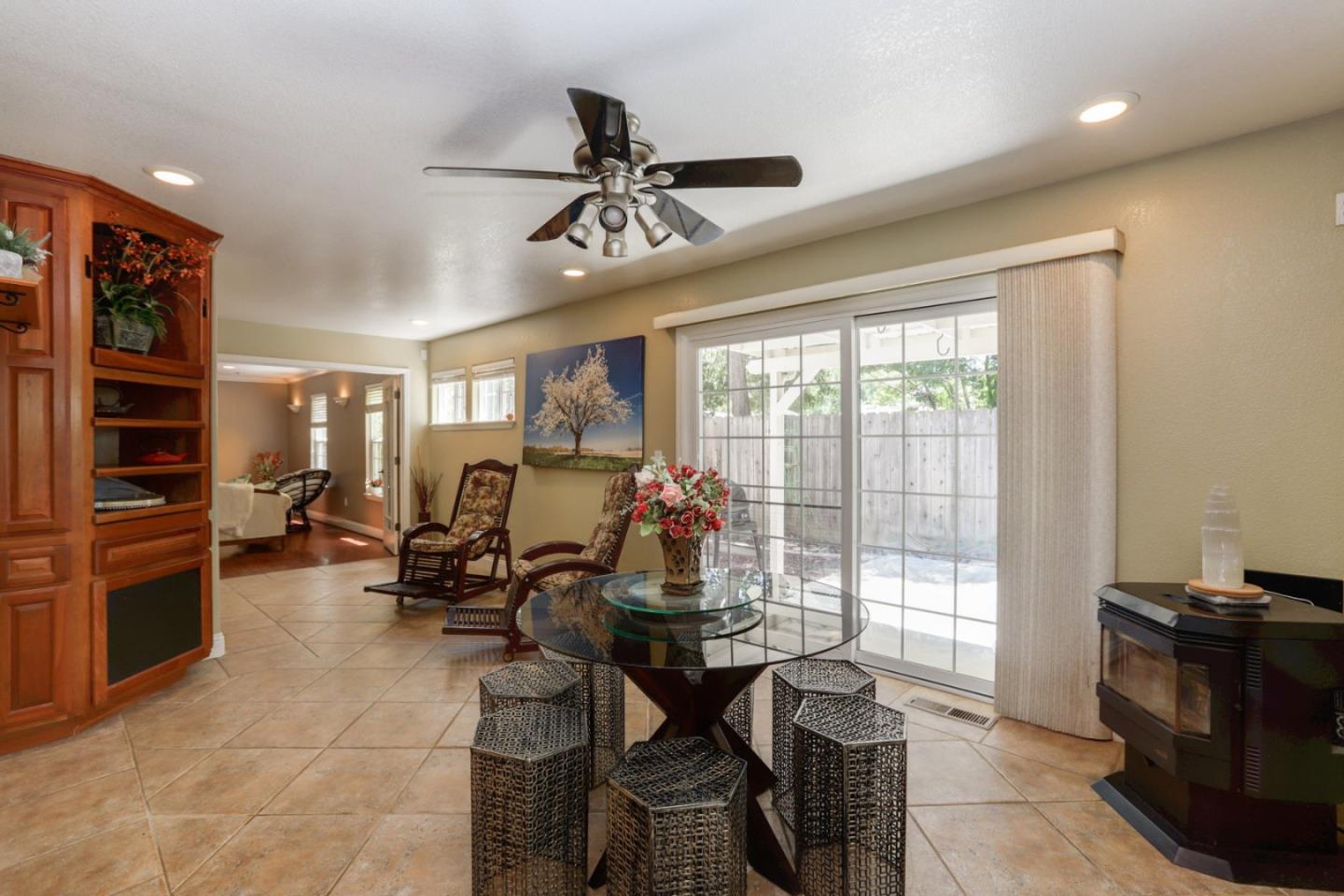 Detail Gallery Image 8 of 33 For 60 Monte Vista Way, Gilroy,  CA 95020 - 4 Beds | 2/1 Baths