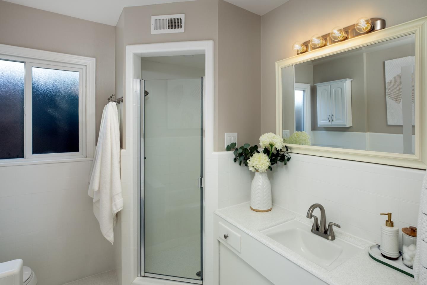 Detail Gallery Image 9 of 20 For 1833 Brittan Ave, San Carlos,  CA 94070 - 2 Beds | 1 Baths