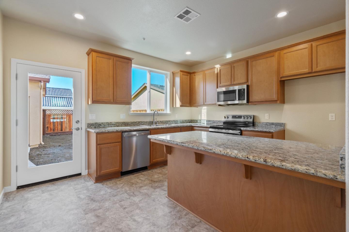 Detail Gallery Image 12 of 35 For 779 Aurora Way, King City,  CA 93930 - 4 Beds | 2 Baths