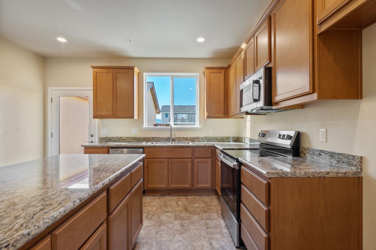 Detail Gallery Image 13 of 35 For 779 Aurora Way, King City,  CA 93930 - 4 Beds | 2 Baths