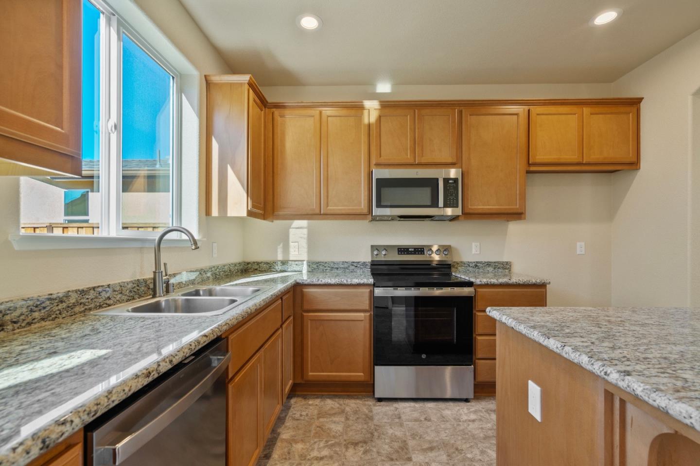 Detail Gallery Image 14 of 35 For 779 Aurora Way, King City,  CA 93930 - 4 Beds | 2 Baths