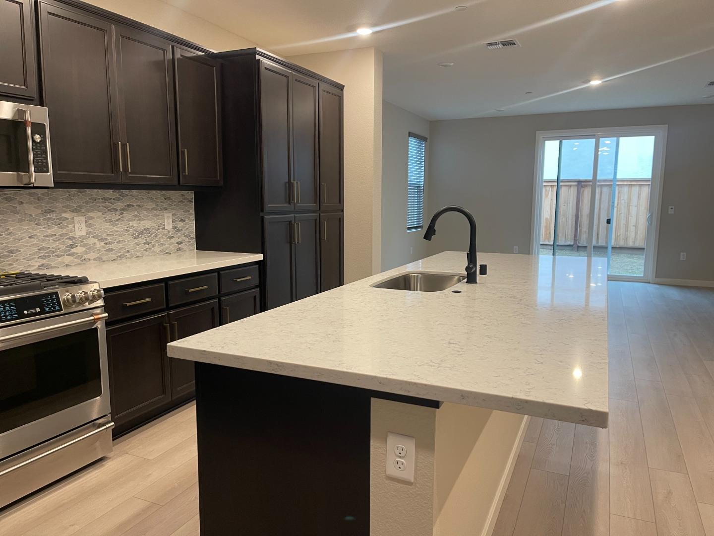 Detail Gallery Image 2 of 6 For 2513 Lake Club Dr, Fairfield,  CA 94533 - 4 Beds | 3/1 Baths