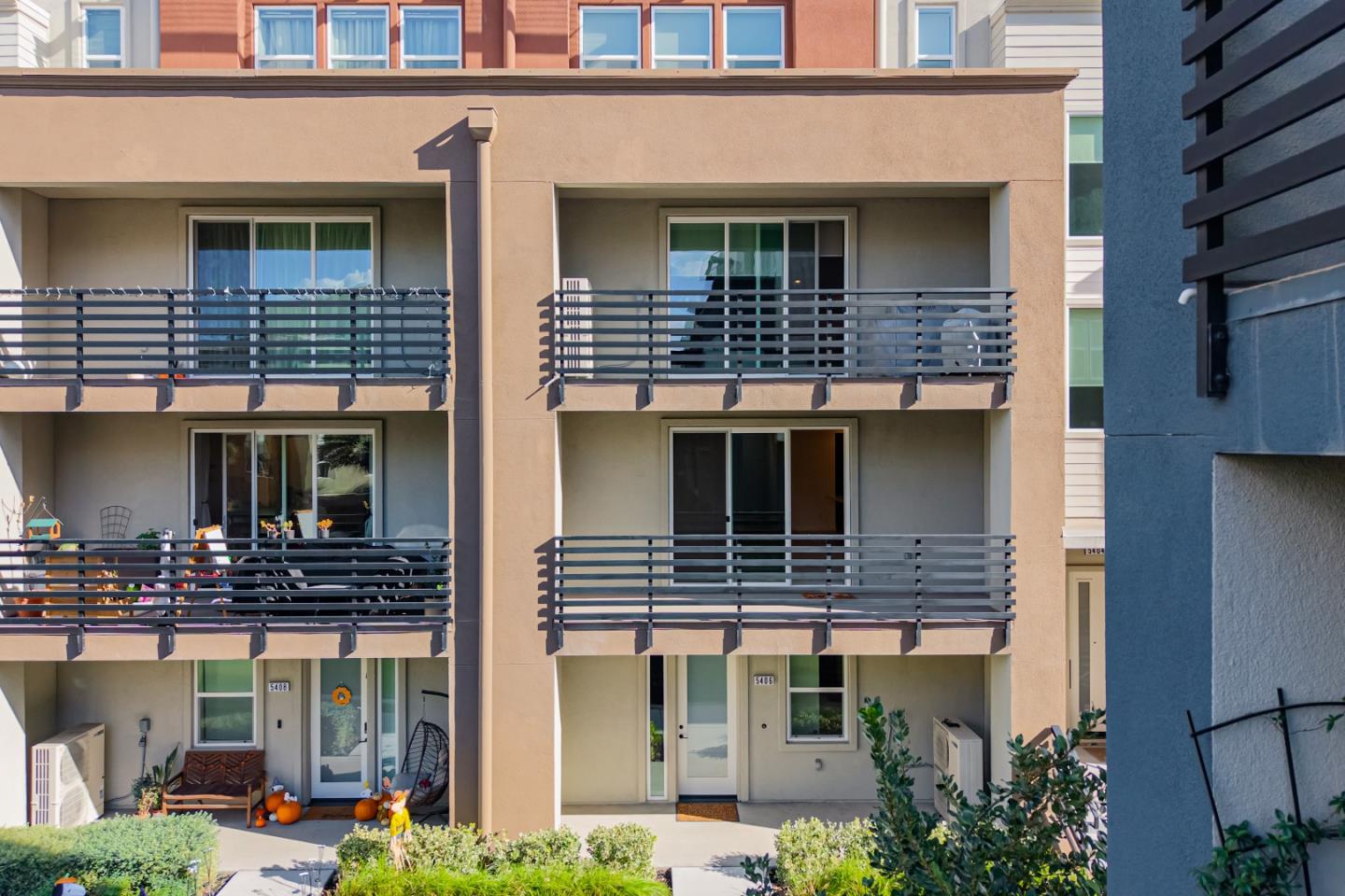 Detail Gallery Image 2 of 35 For 5406 Saffron Way, Dublin,  CA 94568 - 3 Beds | 3 Baths