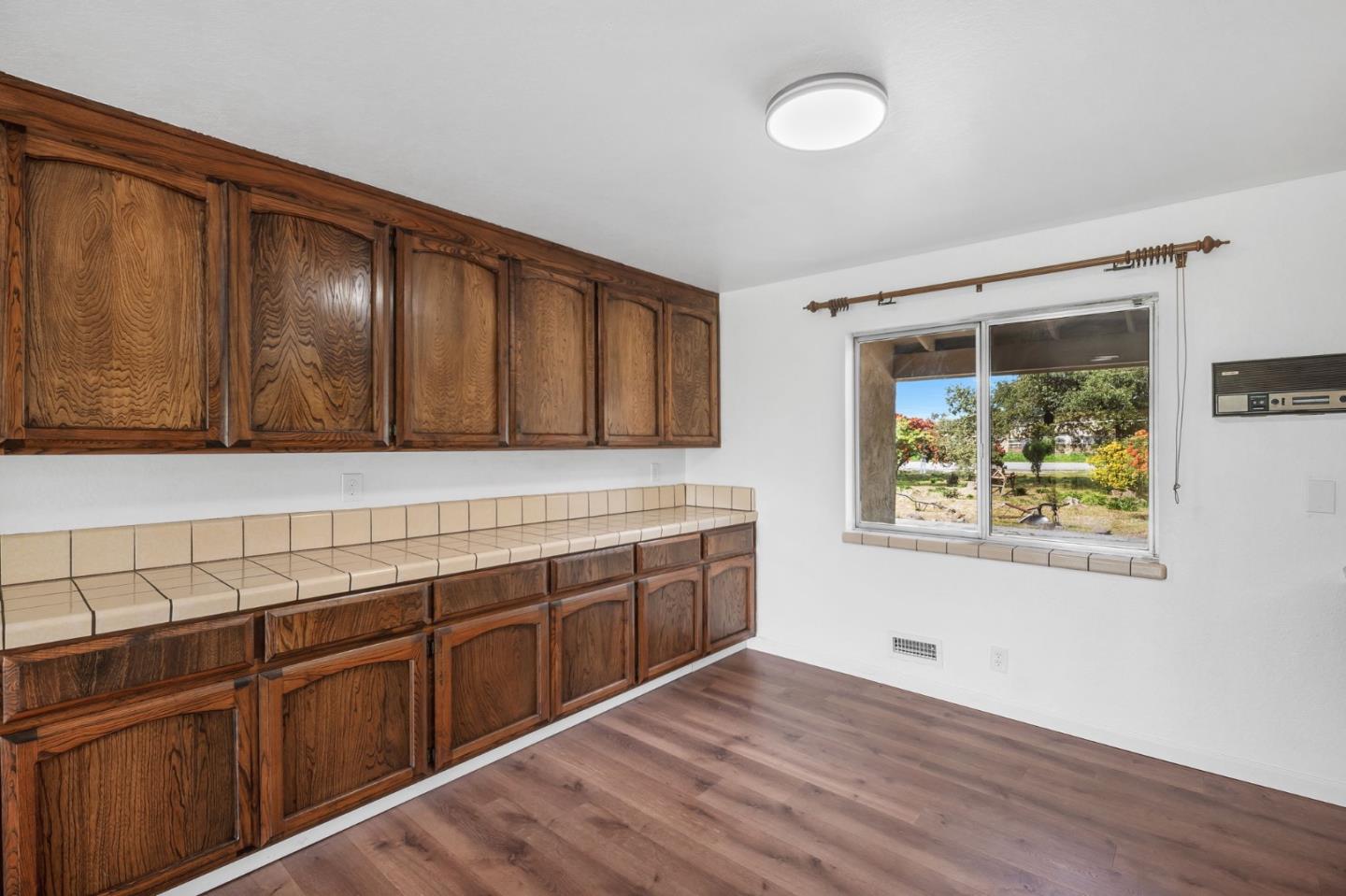 Detail Gallery Image 15 of 58 For 2800 Dryden Ave, Gilroy,  CA 95020 - 4 Beds | 2/1 Baths