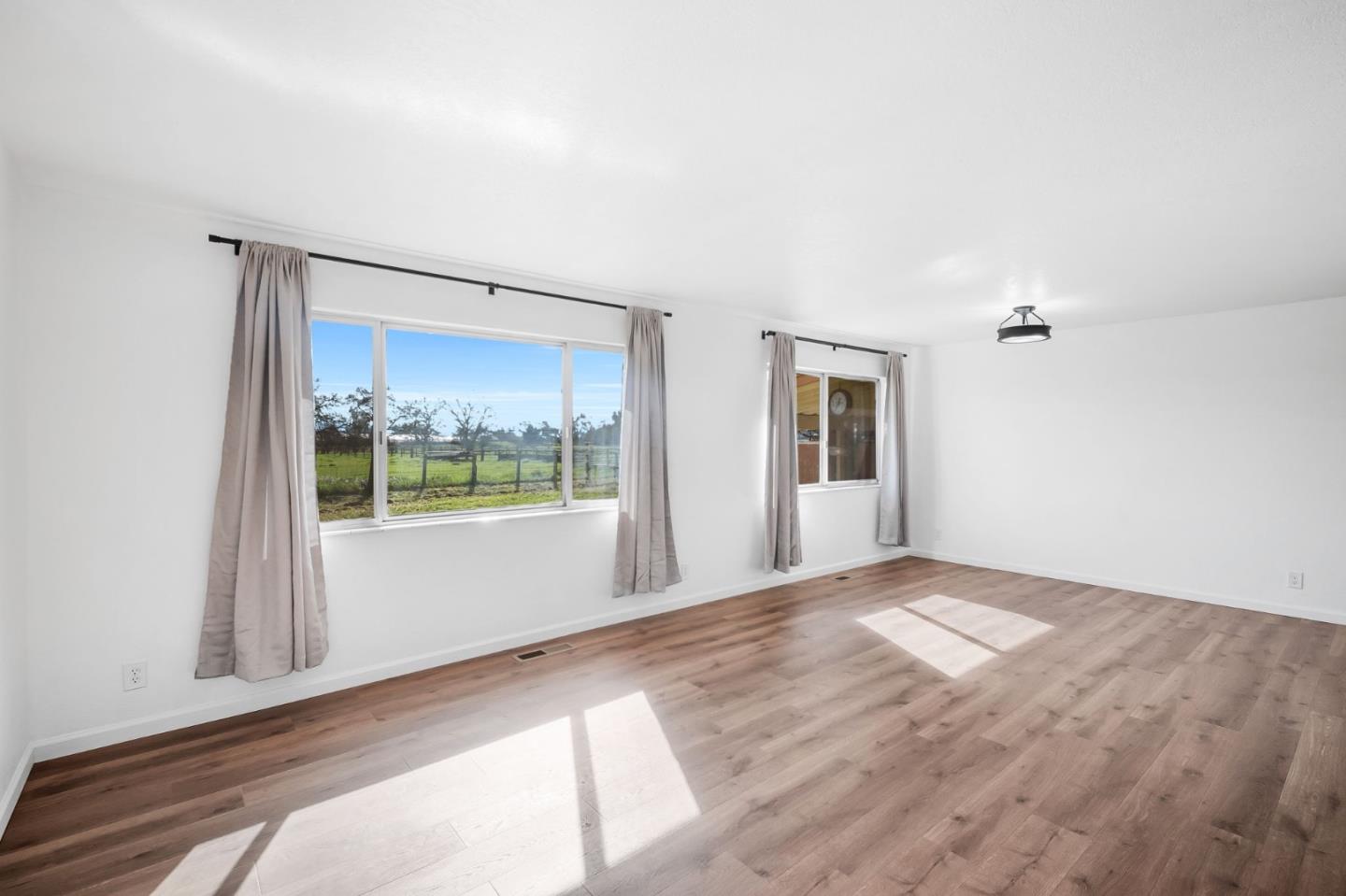 Detail Gallery Image 6 of 58 For 2800 Dryden Ave, Gilroy,  CA 95020 - 4 Beds | 2/1 Baths