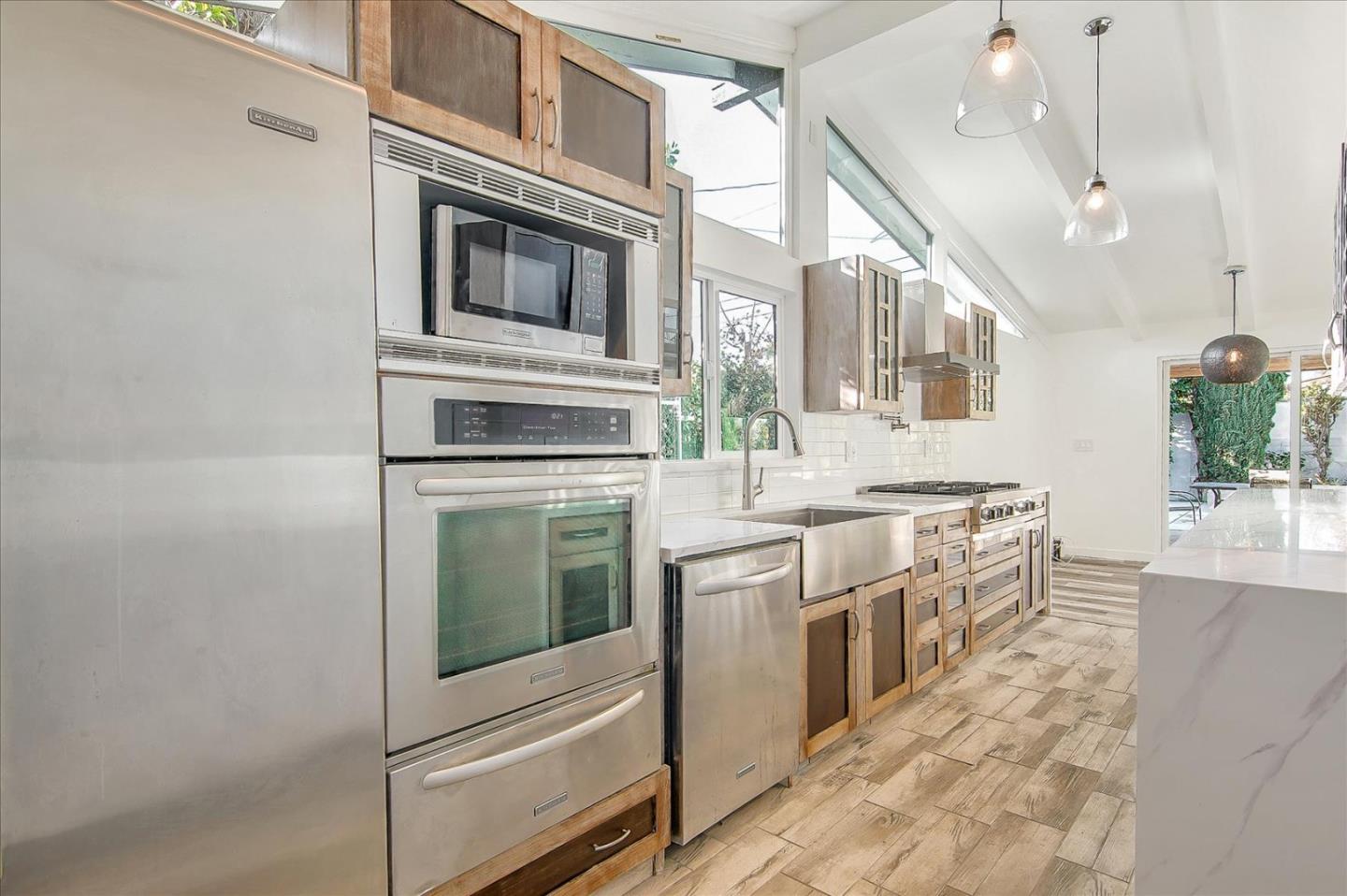 Detail Gallery Image 14 of 45 For 6513 Corbin Ave, Woodland Hills,  CA 91367 - 5 Beds | 3 Baths