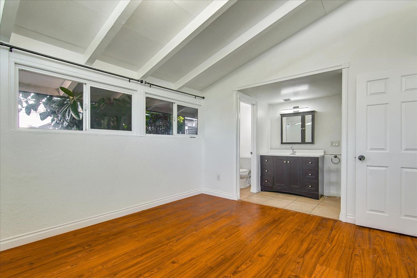 Detail Gallery Image 21 of 45 For 6513 Corbin Ave, Woodland Hills,  CA 91367 - 5 Beds | 3 Baths