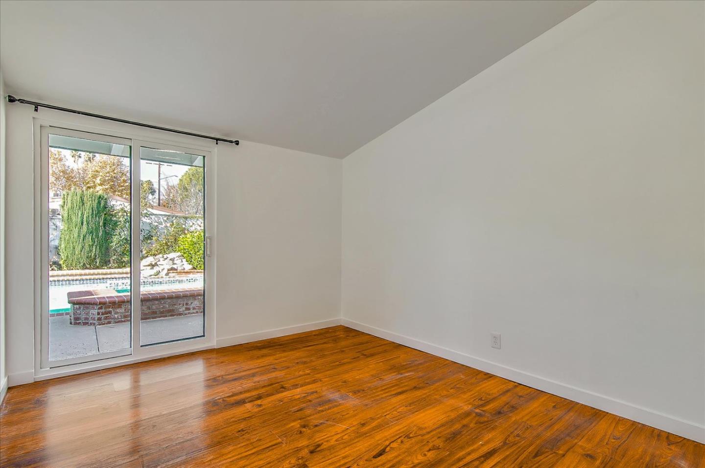 Detail Gallery Image 22 of 45 For 6513 Corbin Ave, Woodland Hills,  CA 91367 - 5 Beds | 3 Baths