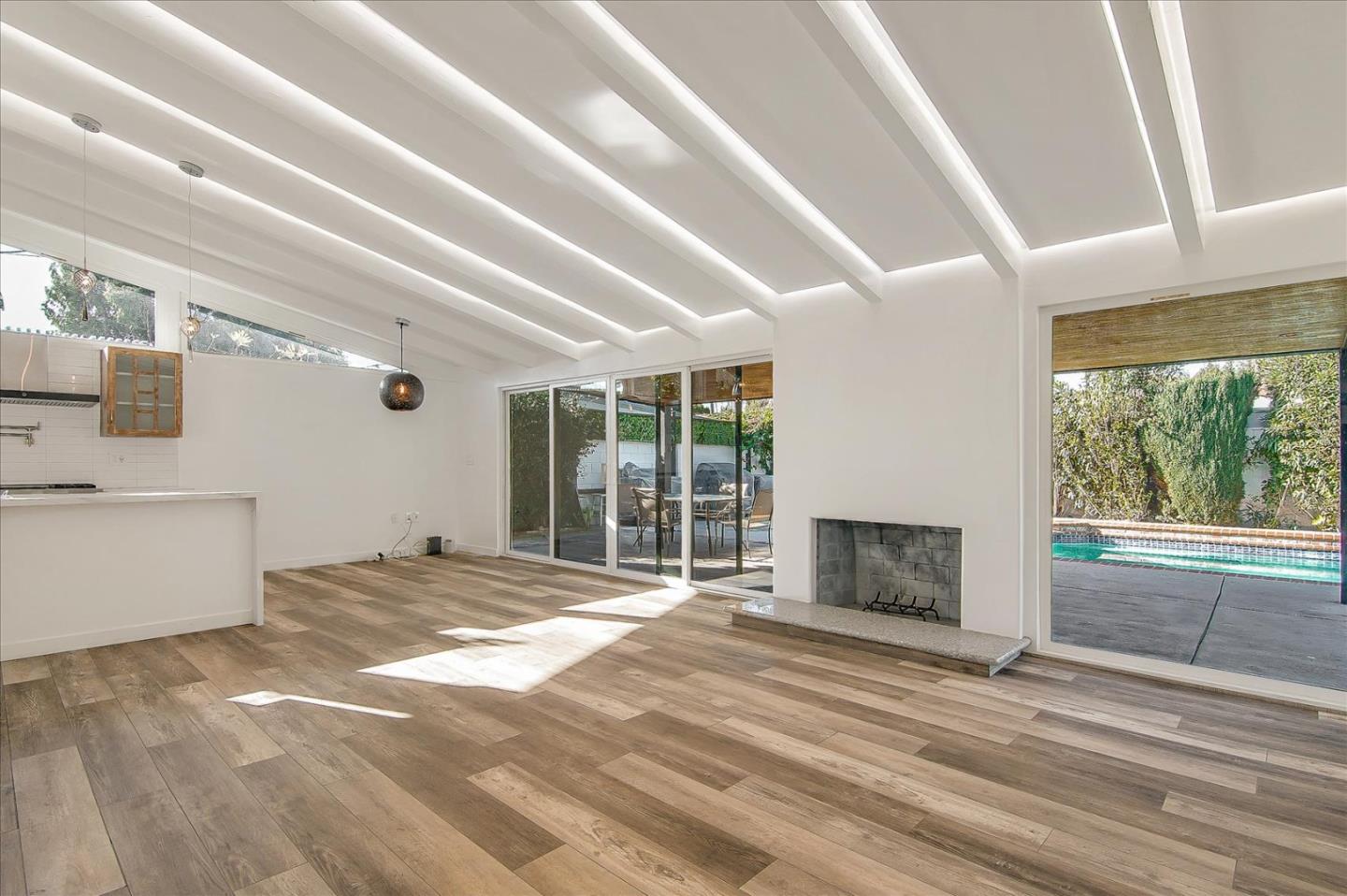 Detail Gallery Image 5 of 45 For 6513 Corbin Ave, Woodland Hills,  CA 91367 - 5 Beds | 3 Baths