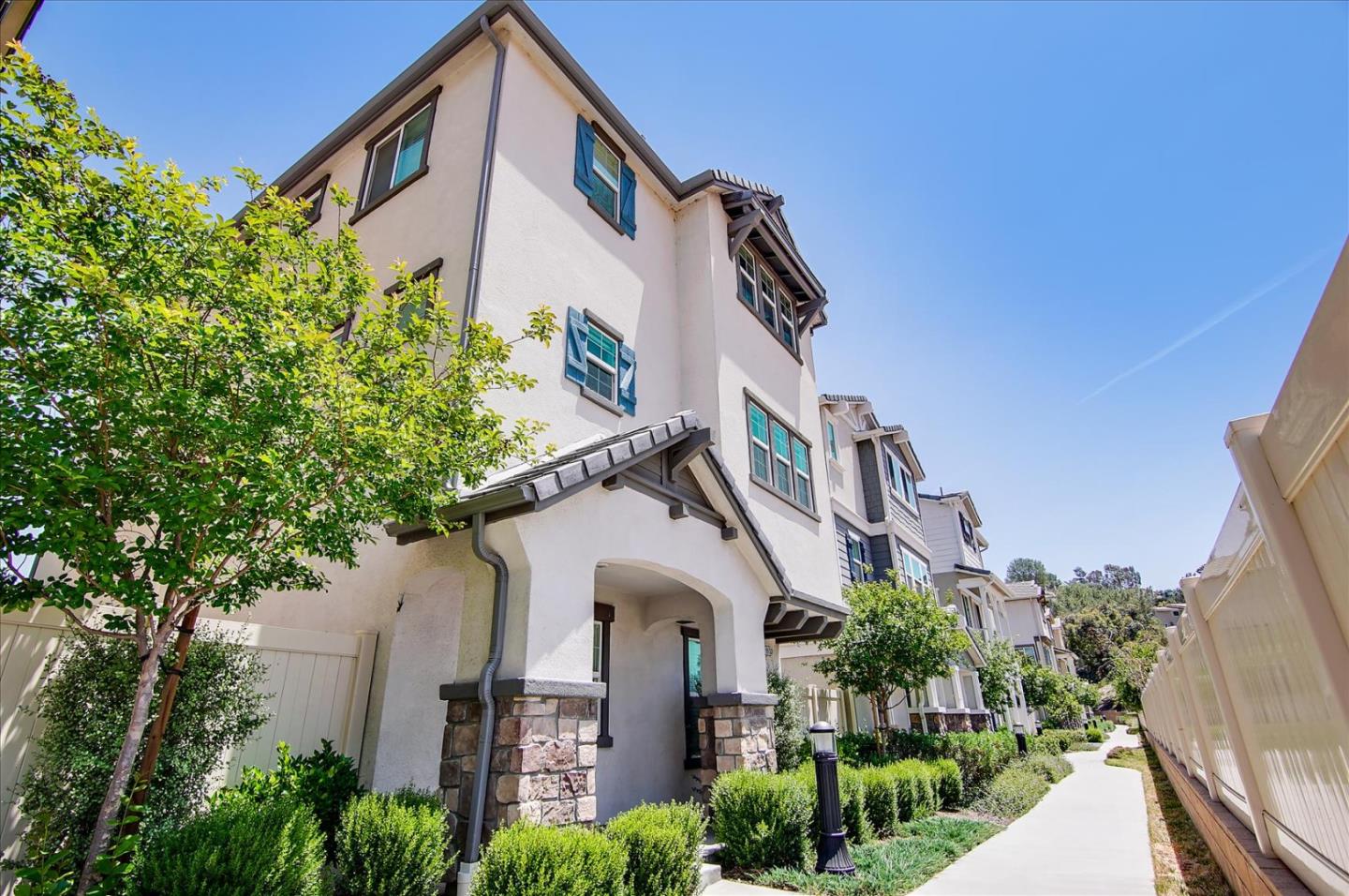 Detail Gallery Image 2 of 46 For 9153 Foster Ln, Chatsworth,  CA 91311 - 4 Beds | 3/1 Baths