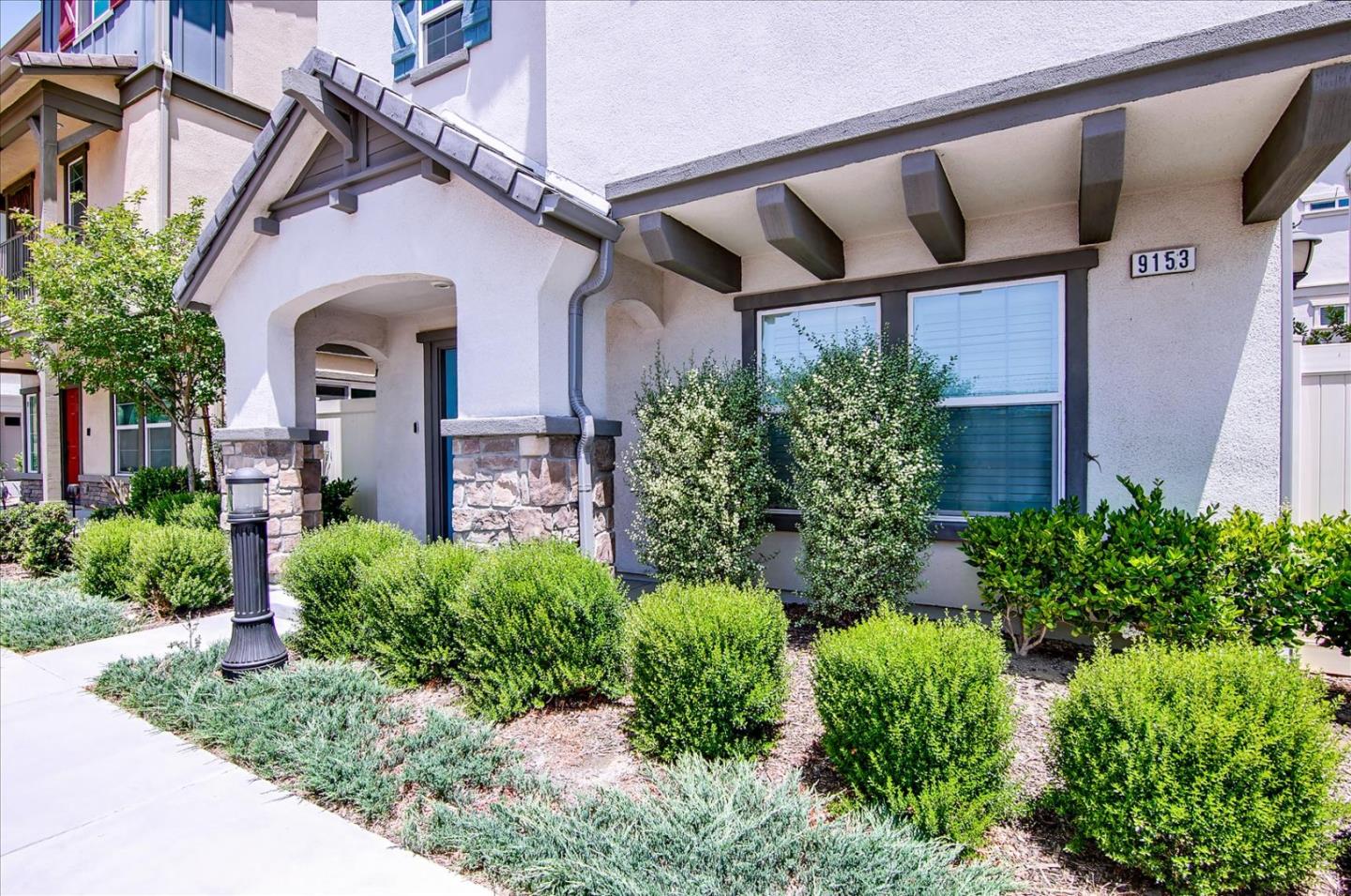 Detail Gallery Image 3 of 46 For 9153 Foster Ln, Chatsworth,  CA 91311 - 4 Beds | 3/1 Baths